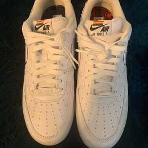 Air Force 1
BETRUE- Men’s white sneakers in size 11; Worn
